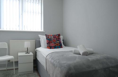 Luton Casa | Convenient 3 Bedroom House with Garden in Luton