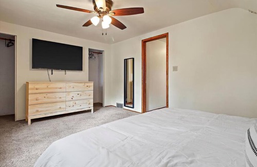 Milwaukee Casa | Convenient 5 bedroomMetro Milwaukee Brewers!