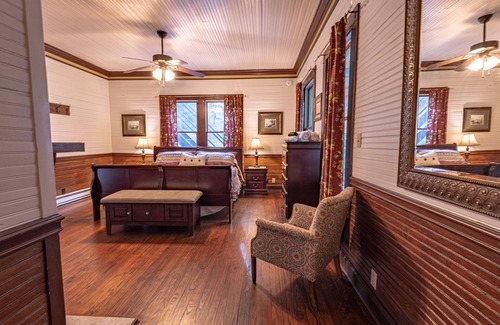Mars Hill Otro | Convenient and Historic Farmhouse with modern amenities, sleeps 17