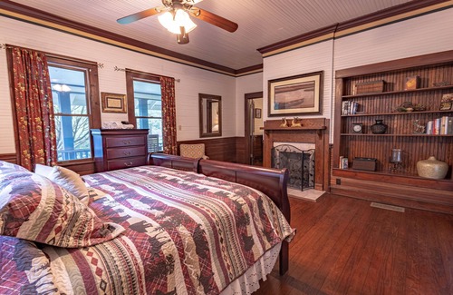Mars Hill Otro | Convenient and Historic Farmhouse with modern amenities, sleeps 17