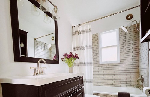 University Heights Casa | Convenient and Stylish Home for Traveling Nurses, Film Industry and Vacationers