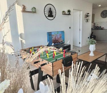 Bracknell Apartamento | Convenient Contractor & Family Stay - 5 Guests, Pets Welcome, Parking Included!