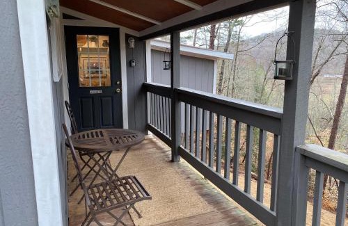 Dahlonega Casa | Convenient Cottage-Hot Tub, 4 Minutes to Dahlonega