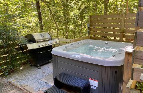 Dahlonega Casa | Convenient Cottage-Hot Tub, 4 Minutes to Dahlonega