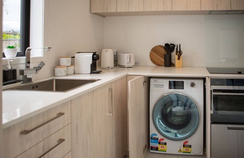 Trentham Casa | Convenient & Cozy 2BR Retreat - Oliver Place