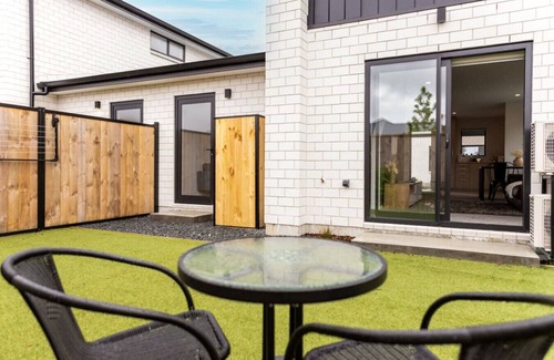 Trentham Casa | Convenient & Cozy 2BR Retreat - Oliver Place