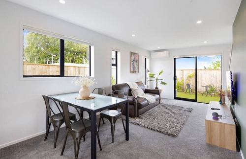 Trentham Casa | Convenient & Cozy 2BR Retreat - Oliver Place