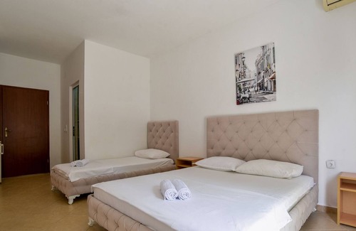 Gjerana Apartamento | Convenient Flat w Garden and Balcony in Ulcinj