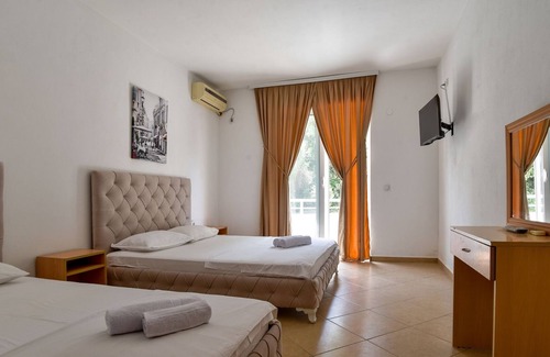 Gjerana Apartamento | Convenient Flat w Garden and Balcony in Ulcinj