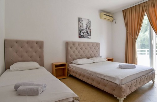 Gjerana Apartamento | Convenient Flat w Garden and Balcony in Ulcinj