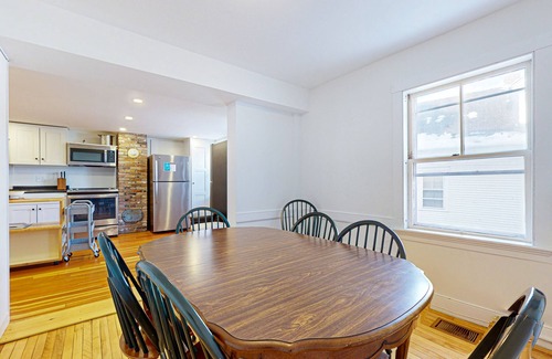 Weston Casa | Convenient in-town house, river view, dog-friendly, deck, kitchen, w/d, TV, wifi