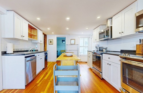 Weston Casa | Convenient in-town house, river view, dog-friendly, deck, kitchen, w/d, TV, wifi