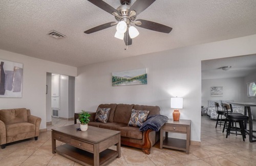 Rancho Oakey Casa | Convenient Location! 5 bd 2 Ba