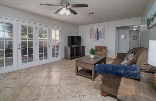 Rancho Oakey Casa | Convenient Location! 5 bd 2 Ba