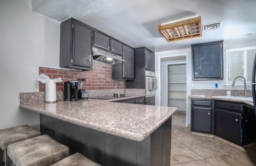 Rancho Oakey Casa | Convenient Location! 5 bd 2 Ba