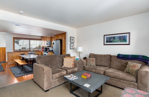 Park Meadows Casa | Condominio actualizado cerca de rutas de autobuses, HDTV, Bañera de hidromasaje, grandes ofertas!