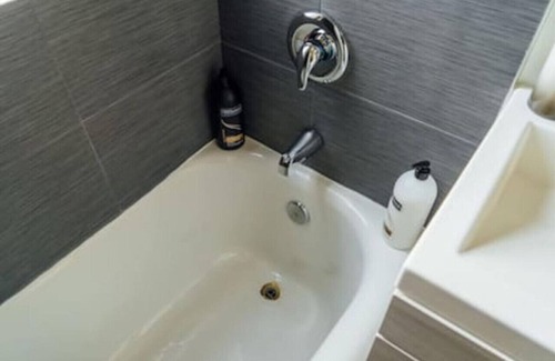 Boystown Apartamento | Newly Decorated 1BR/1BA Apt Safe & Convenient