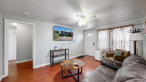 Dupont Casa | Convenient One bedroom with king bed near DIA