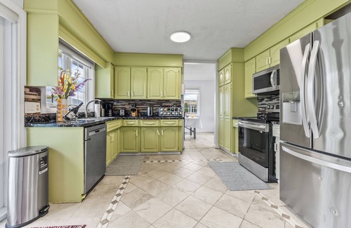 Southeast Edmonton Casa | Convenient & peaceful just for U
