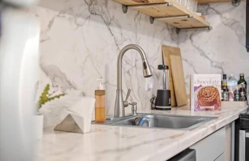 Meridian-Kessler Apartamento | Convenient - Pet and Baby - Near Convention and Hospital