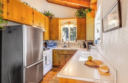 Arrowbear Lake Casa | Convenient Running Springs Home - Dogs Welcome!