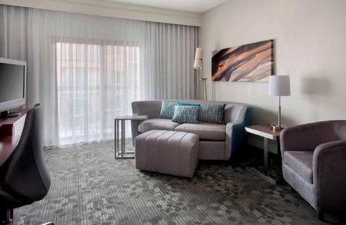 Middletown Hotel | Convenient Stay Along Route 114 | Access to Local Attraction | 3 Rooms w/ Pool