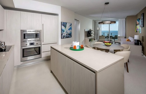 Hollywood South Central Beach Hotel | Convenient Stay in Florida, 3 Spacious Units, Pool, Walk to Hallandale Beach
