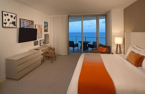 Hollywood South Central Beach Hotel | Convenient Stay in Florida, 3 Spacious Units, Pool, Walk to Hallandale Beach