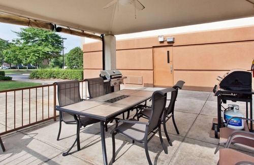 Horsham Casa | Convenient Stay in Horsham! 2 Comfortable Units, Pets Allowed, Parking