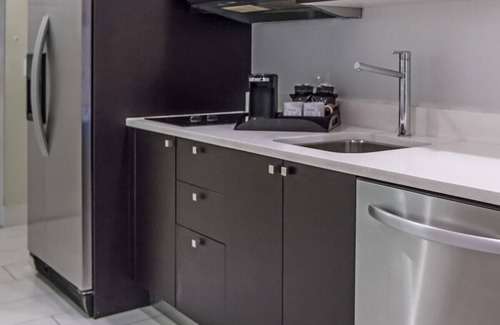 Ludlam Hotel | Convenient Stay in Miami! Close to Everything | 3 Spacious Rooms w/ Balcony