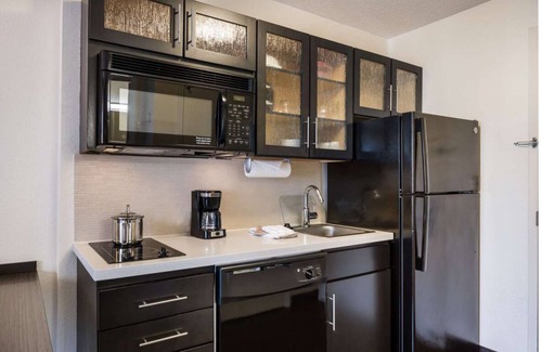 Warren Apartamento | Convenient Stay in Michigan! 2 Comfortable Units, Kitchen, Parking!