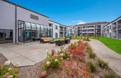 Auburn Hills Hotel | Convenient Stay in Detroit Auburn Hills! 4 Relaxing Units, Pets Allowed, Pool!