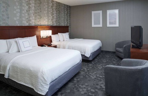 Brookfield Hotel | Convenient Stay, Superb Location! 3 Relaxing Units, Pets Allowed, Indoor Pool!