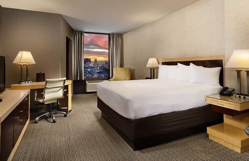 Downtown Las Vegas Hotel | Convenient Stay! Superb Location, Free Parking, Onsite Swimming Pool!