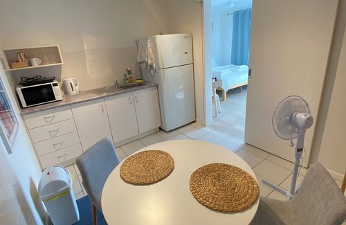 Coffs Harbour Apartamento | Convenient studio; minutes to beaches, shops, sport grounds; off street parking