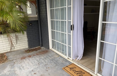 Coffs Harbour Apartamento | Convenient studio; minutes to beaches, shops, sport grounds; off street parking