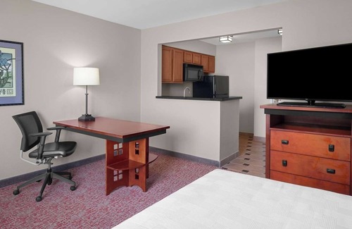 Downtown Hotel | Convenient Studio w/ Fully Equipped Kitchen off San Tomas Expy - Parking