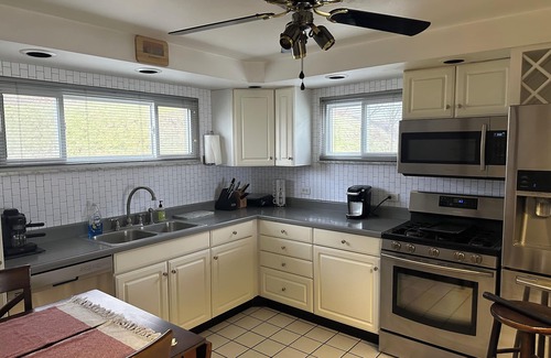 Green Tree Casa | Convenient to DT, Airport, Stadiums-Free Parking!
