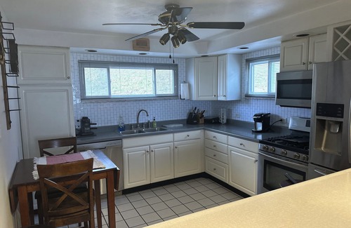 Green Tree Casa | Convenient to DT, Airport, Stadiums-Free Parking!