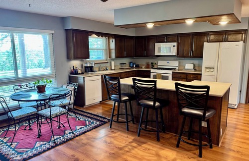Eureka Springs Casa | Convenient to Eureka, Hiking/Biking trails, Motorcycle/Pet friendly, Hot Tub.