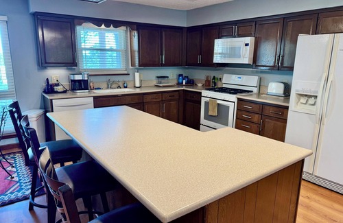 Eureka Springs Casa | Convenient to Eureka, Hiking/Biking trails, Motorcycle/Pet friendly, Hot Tub.