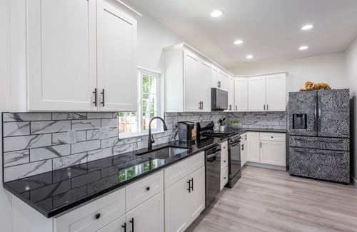 Roselawn Finance Casa | convenient to everything kingx3 free onsite parking full kitchen ping pong