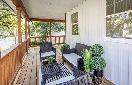 Roselawn Finance Casa | convenient to everything kingx3 free onsite parking full kitchen ping pong