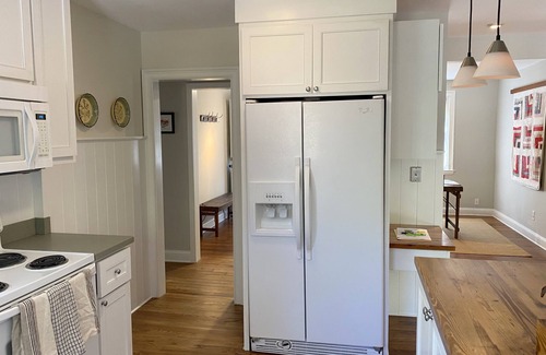 Saint Simons Island Cabaña | Conveniently Located Cottage in a Residential Neighborhood! Pet Friendly!