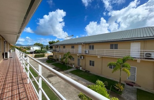 St. Helena Apartamento | Conveniently located 2-bedroom apartment in Saint Helena with WiFi, AC & laundry