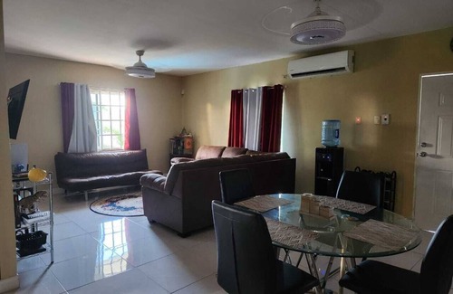 St. Helena Apartamento | Conveniently located 2-bedroom apartment in Saint Helena with WiFi, AC & laundry