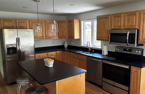 Falmouth Foreside Casa | Conveniently Located 3-Bedroom House by Route 1