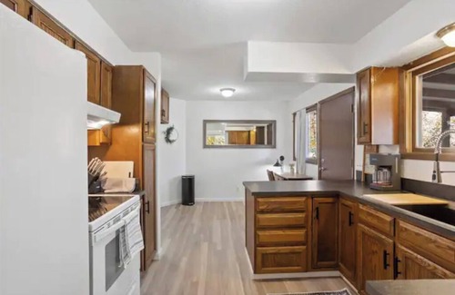 Billings Casa | Conveniently located, 4bd, 3bath, Vaulted ceilings