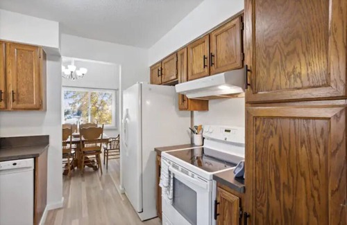 Billings Casa | Conveniently located, 4bd, 3bath, Vaulted ceilings