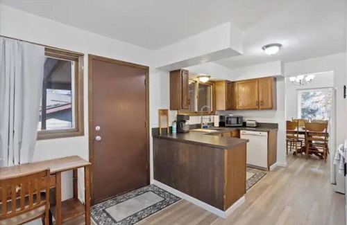 Billings Casa | Conveniently located, 4bd, 3bath, Vaulted ceilings